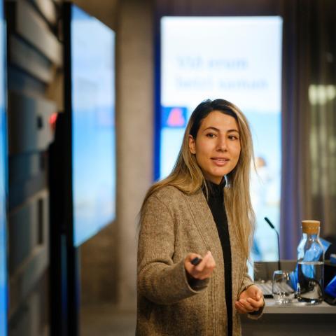 Aysan Safavi kynnir rannsóknir sínar á viðburði sem haldin var í tilefni af 60 ára afmæli Háskólasjóðs Eimskipafélags Íslands